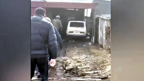Появилось видео задержания администраторов тарской гостиницы, устроивших там притон с подростками