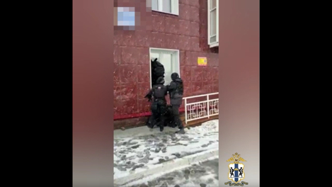 Притворялись сотрудниками банка: новосибирский ОМОН поймал мошенников