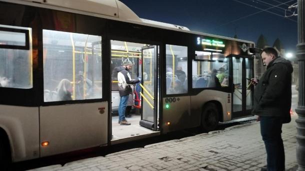 В Бердске загорелась печь в автобусе — пассажиров эвакуировали