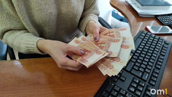 Молодой омич обманул 17 человек и может оказаться за решёткой