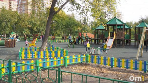 В Омске ребёнка выгуливали на поводке, как собаку