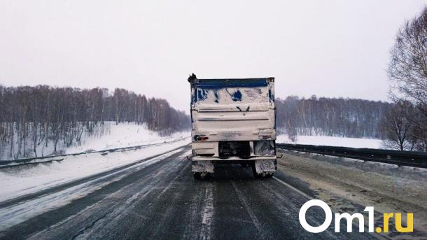 В Омской области на месяц ограничат движение большегрузов на трассах
