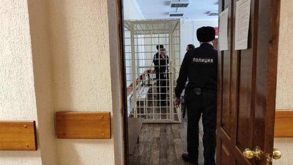 В Новосибирске из-за драки в защиту друга у бара парень потерял память
