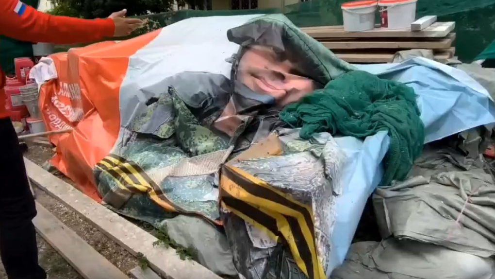 В Новосибирске рабочие накрыли строительный мусор баннером с портретом участника СВО