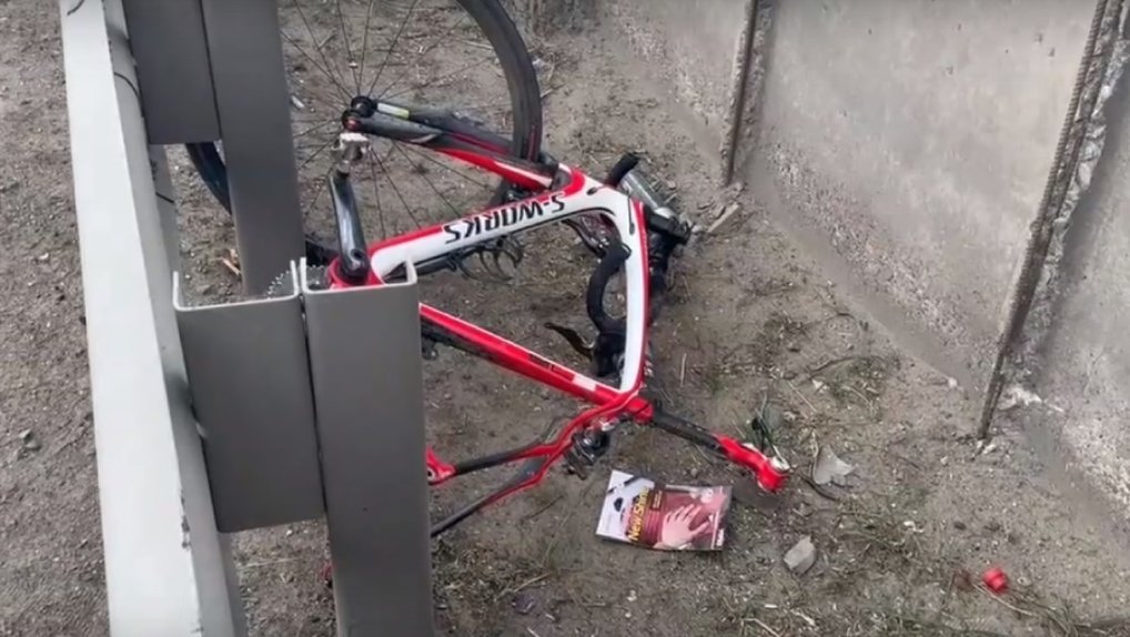 На спуске с Южного моста омич на ВАЗе сбил велосипедиста и влетел в экскаватор