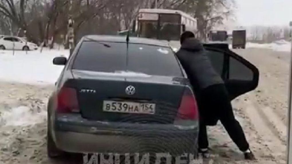В Новосибирске неизвестные похитили человека средь бела дня. ВИДЕО