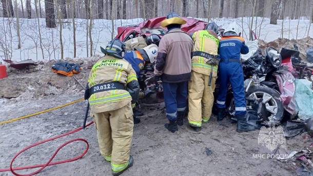 Двое погибли, одного зажало. Смертельное ДТП с участием бензовоза произошло под Новосибирском
