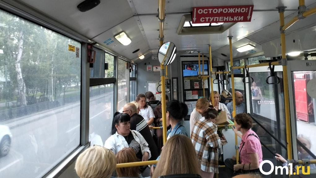 В Новосибирске на Радоницу пустят дополнительный транспорт до кладбищ