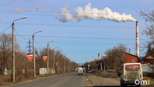 «Осадки из мозгов». Омичей смущает труба, дымящая на окраине города
