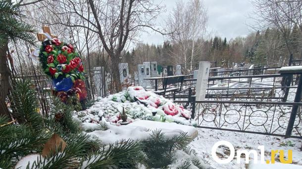 Под Омском могилу офицера СВО закопали перед прибытием похоронного кортежа