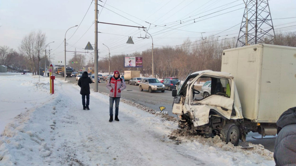 Грузовику разворотило кабину и выбило колеса после столкновения с фурой в Новосибирске