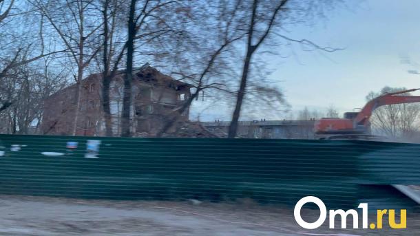 В Омске снесли половину аварийного дома в Нефтяниках