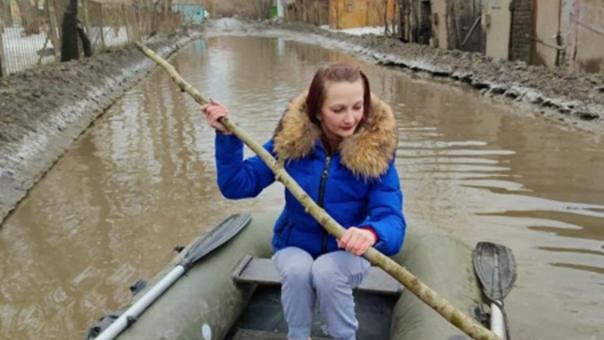 Омские дорожники откачали лужу, которую омичка переплывала на лодке
