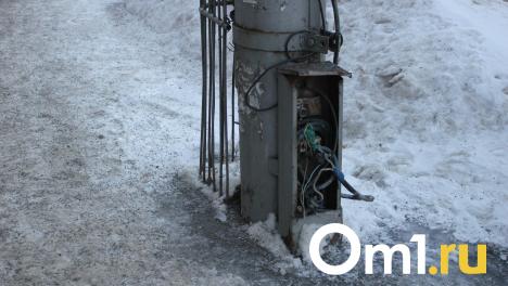 Над омским перекрёстком навис столб с проводами под напряжением