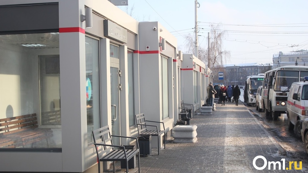 В Омске отменили конкурс на 26 остановок, среди них тёплые павильоны