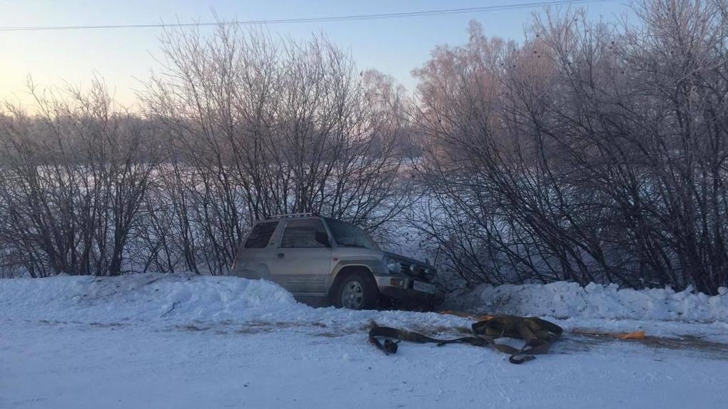 В деревне под Омском пожилой водитель погиб в ДТП