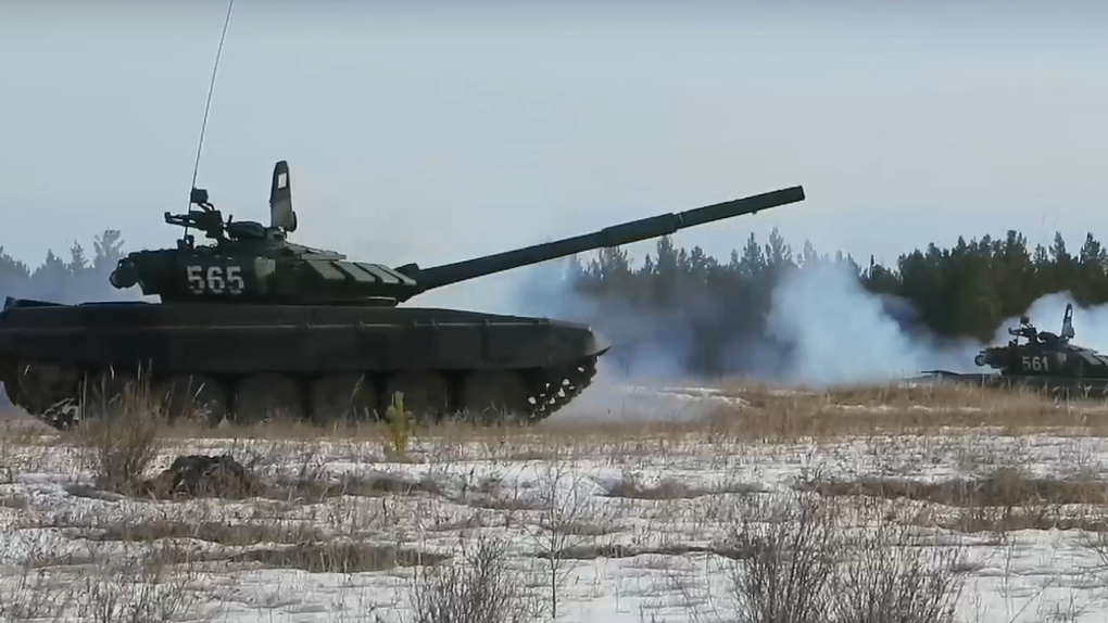 Новую тактику боя отработали мобилизованные танкисты на полигоне в Новосибирской области