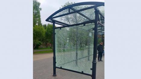 В центре Омска вандалы расстреляли остановку на площади Победы