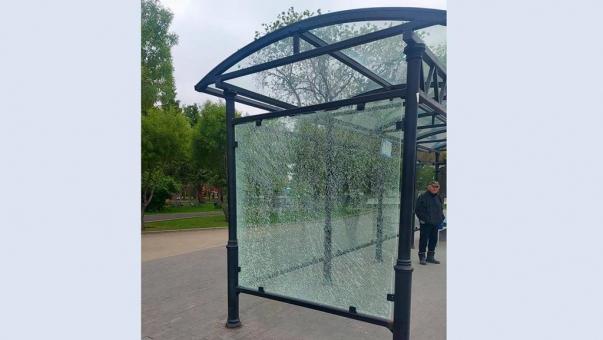 В центре Омска вандалы расстреляли остановку на площади Победы
