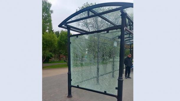 В центре Омска вандалы расстреляли остановку на площади Победы