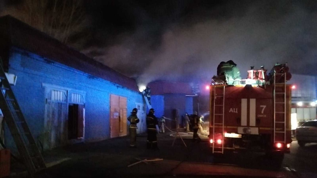 Крупный пожар на пункте вторсырья в Омске тушили 16 пожарных машин