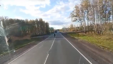 Появилось видео с места аварии на омской трассе, где погибла молодая мотоциклистка