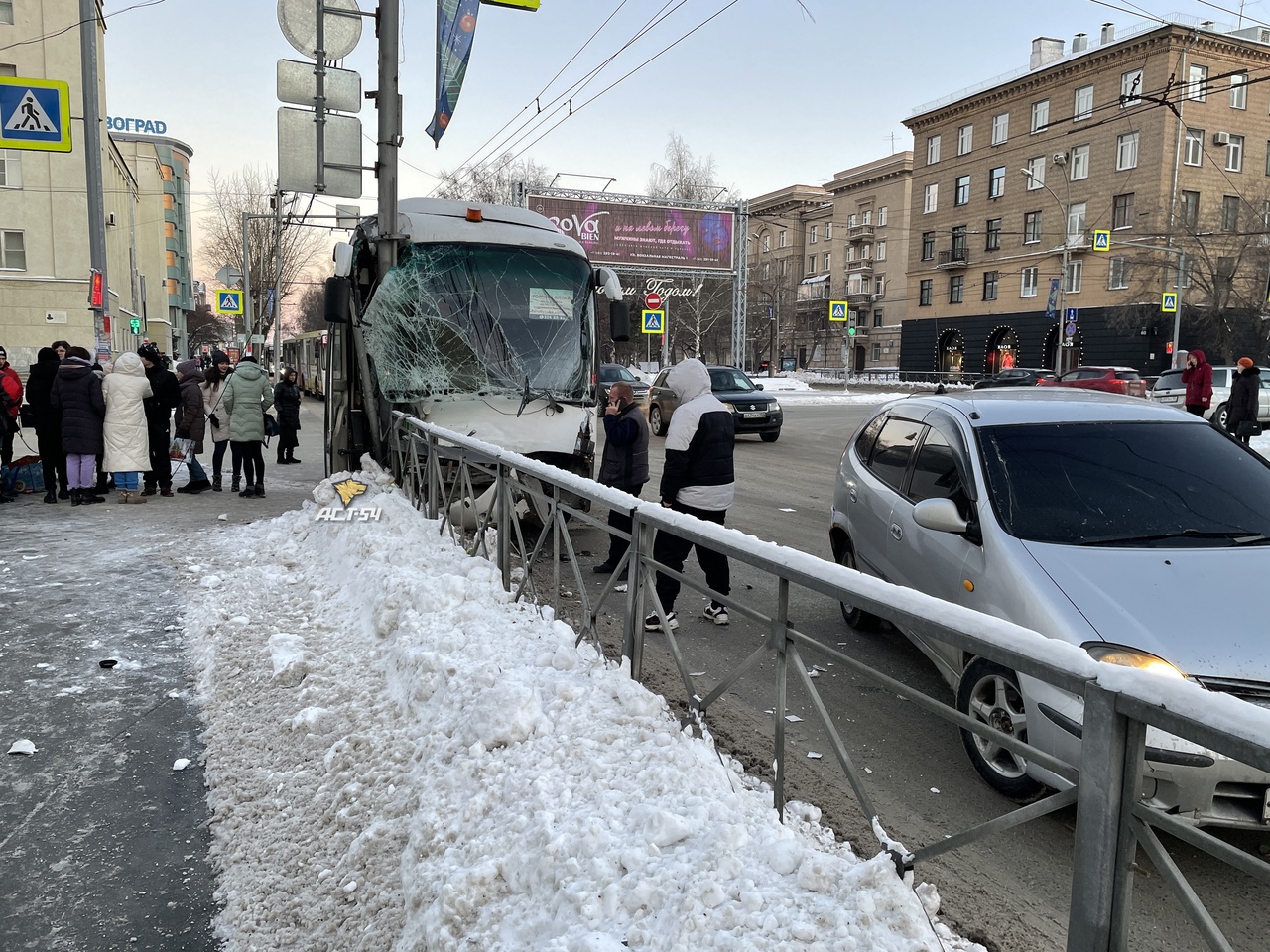 Осколки стекла на асфальте: автобус с 28 школьниками попал в ДТП в центре  Новосибирска | 23.12.2021 | Омск - БезФормата