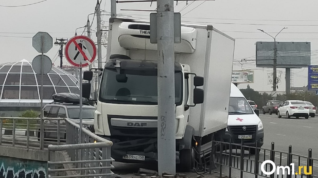 В Омске на съезде с Комсомольского моста водитель оказался под колёсами собственного грузовика