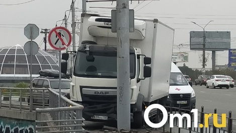 В Омске на съезде с Комсомольского моста водитель оказался под колёсами собственного грузовика