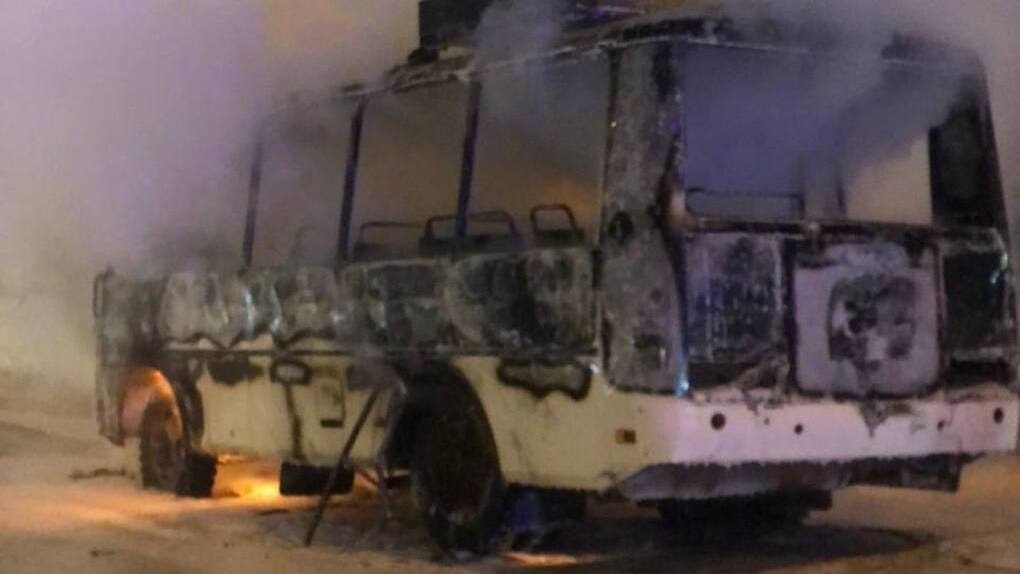 В Новосибирске на площади Кирова сгорел автобус. ВИДЕО