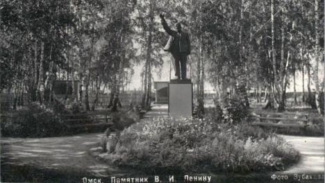 Омичам показали архивный снимок первого памятника Ленину в городе