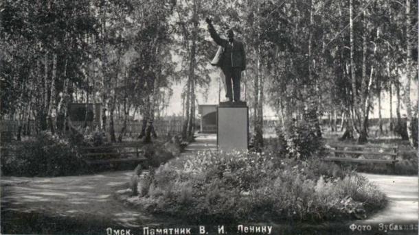 Омичам показали архивный снимок первого памятника Ленину в городе