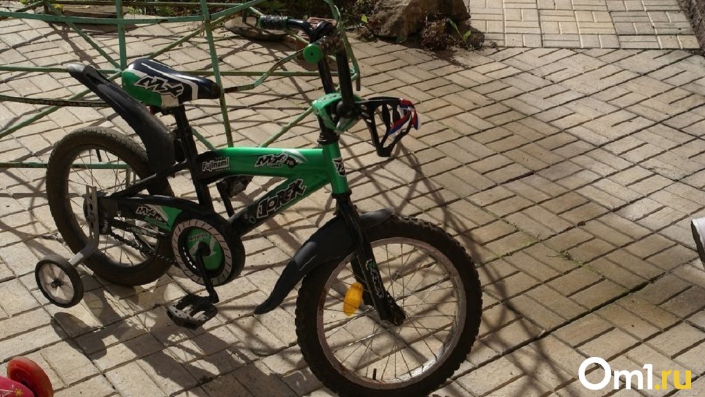В Омске мужчина ударил ребёнка за катание на велосипеде вдоль обочины