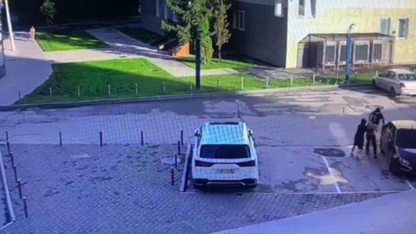 10 человек похитили парня в центре Новосибирска — мужчин задержали, парень пропал
