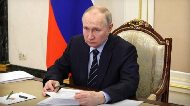 Владимир Путин заявил об отсутствии необходимости вводить военное положение в России