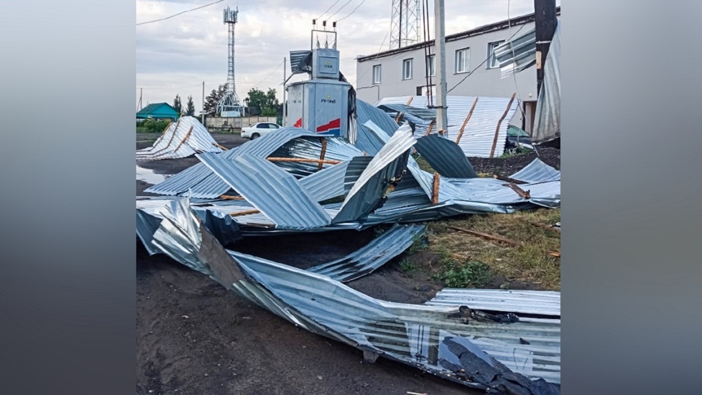 Почти 2 тысячи жителей Новосибирской области остались без света после урагана. Фото