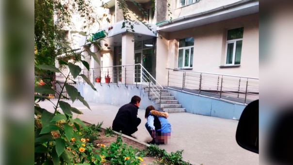 Женщина спустила штаны в центре Новосибирска