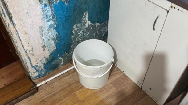 В Омске годовалая девочка утонула в ведре с водой