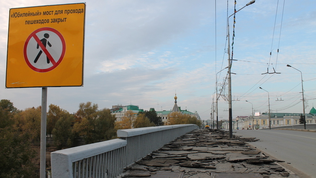 Никого моста не будет. Реконструкция Омск фото. Юбилейный мост ремонт. Камеры видеонаблюдения Юбилейный мост Ярославль. Юбилейный мост в Омске вектор.