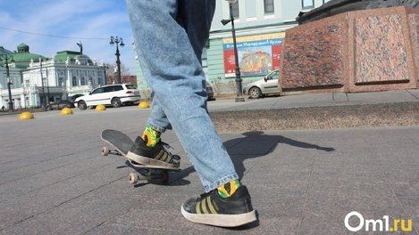 Снова запустили. Омичи пожаловались на разбросанный мусор в скейт-парке в центре города