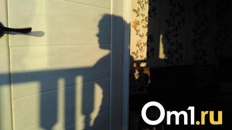 В Омске мужчину обвиняют в убийстве беременной жены из-за колонки