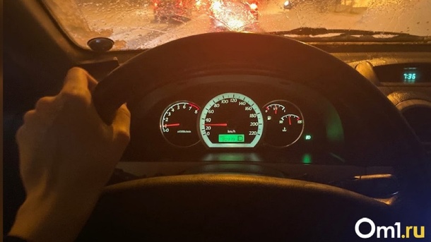 Новосибирец заклеил таксисту глаза скотчем и угнал машину