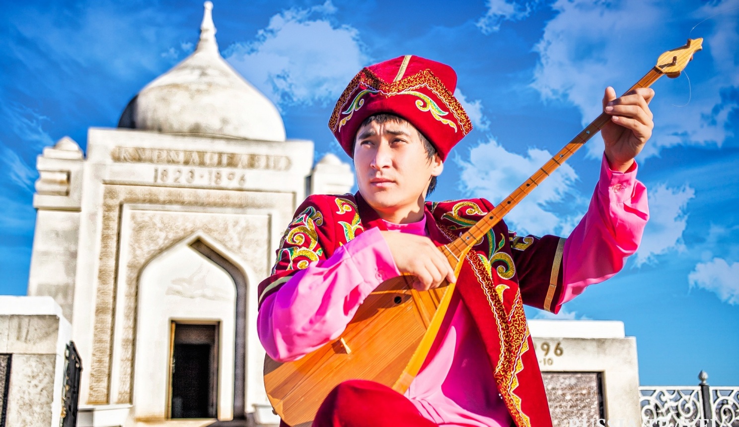 Казахская музыка веселая. Казахстан культура домбра. Домбра Курмангазы. Музыкальная культура Казахстана. Казах с домброй.