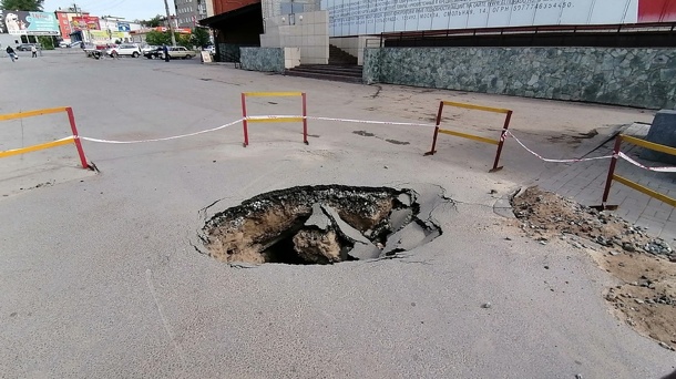 У площади Лицкевича в Омске появился огромный провал