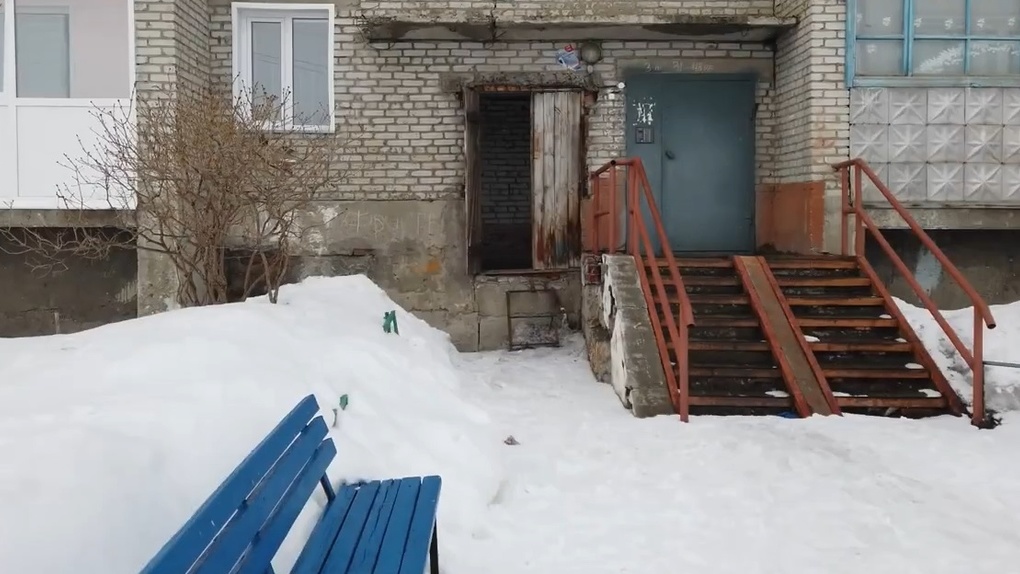 Не может передвигаться самостоятельно: новосибирский сирота вынужден жить в полуразрушенном доме. ВИДЕО