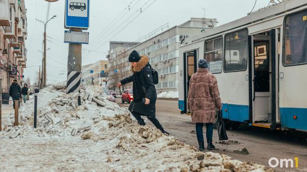 В мэрии рассказали, почему омичам подолгу приходится ждать автобусы на остановках
