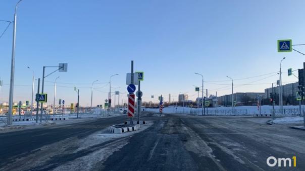 В Омске разрешили правый поворот на перекрёстке улиц Крупской и Перелёта