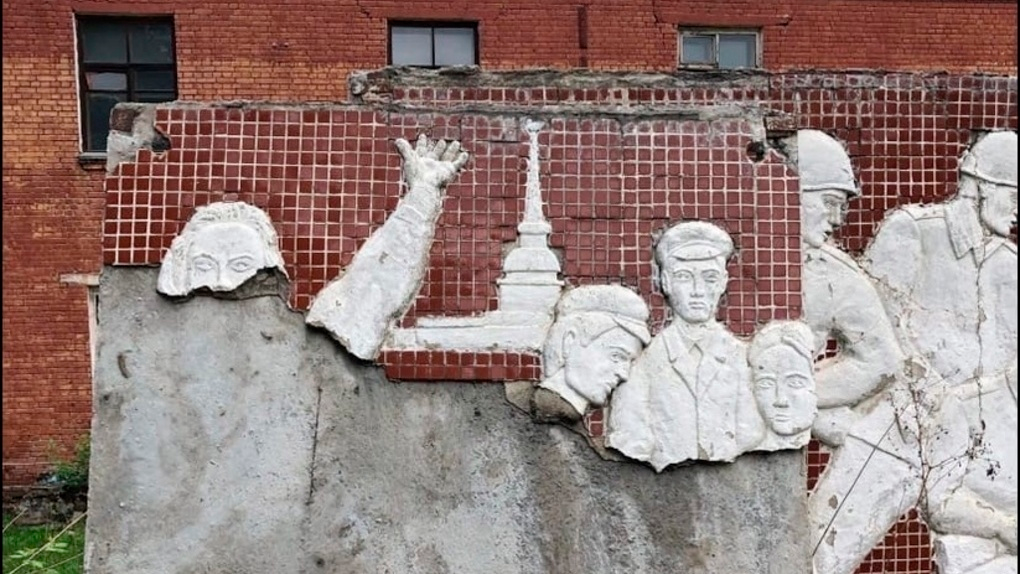 Инцидент с разрушенным мемориалом в военном городке прокомментировал мэр Новосибирска