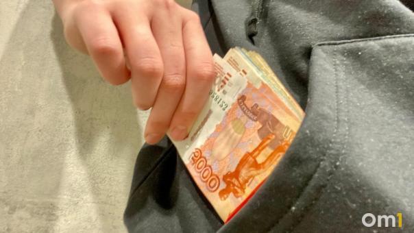 Гость из Екатеринбурга лишился миллиона рублей после поездки на такси в Омске