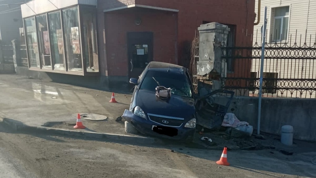 Автомобиль влетел в забор: женщина погибла в ДТП в Новосибирске. ФОТО